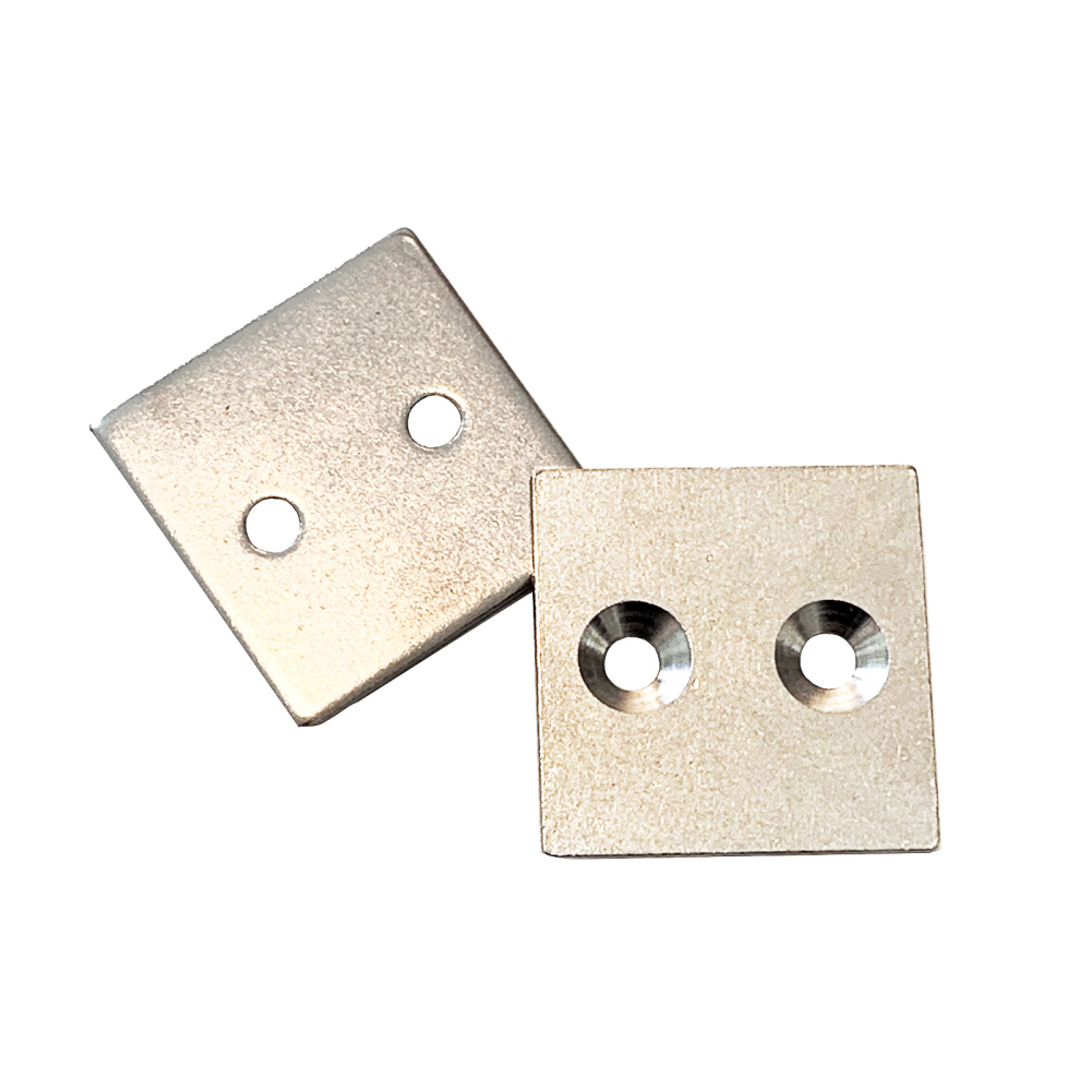 Countersunk metal plate 40x40x3 mm.