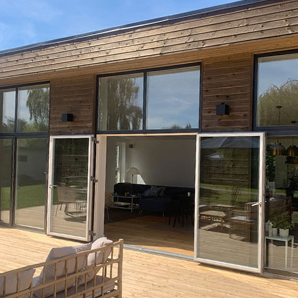 Magnetic door stopper outdoors