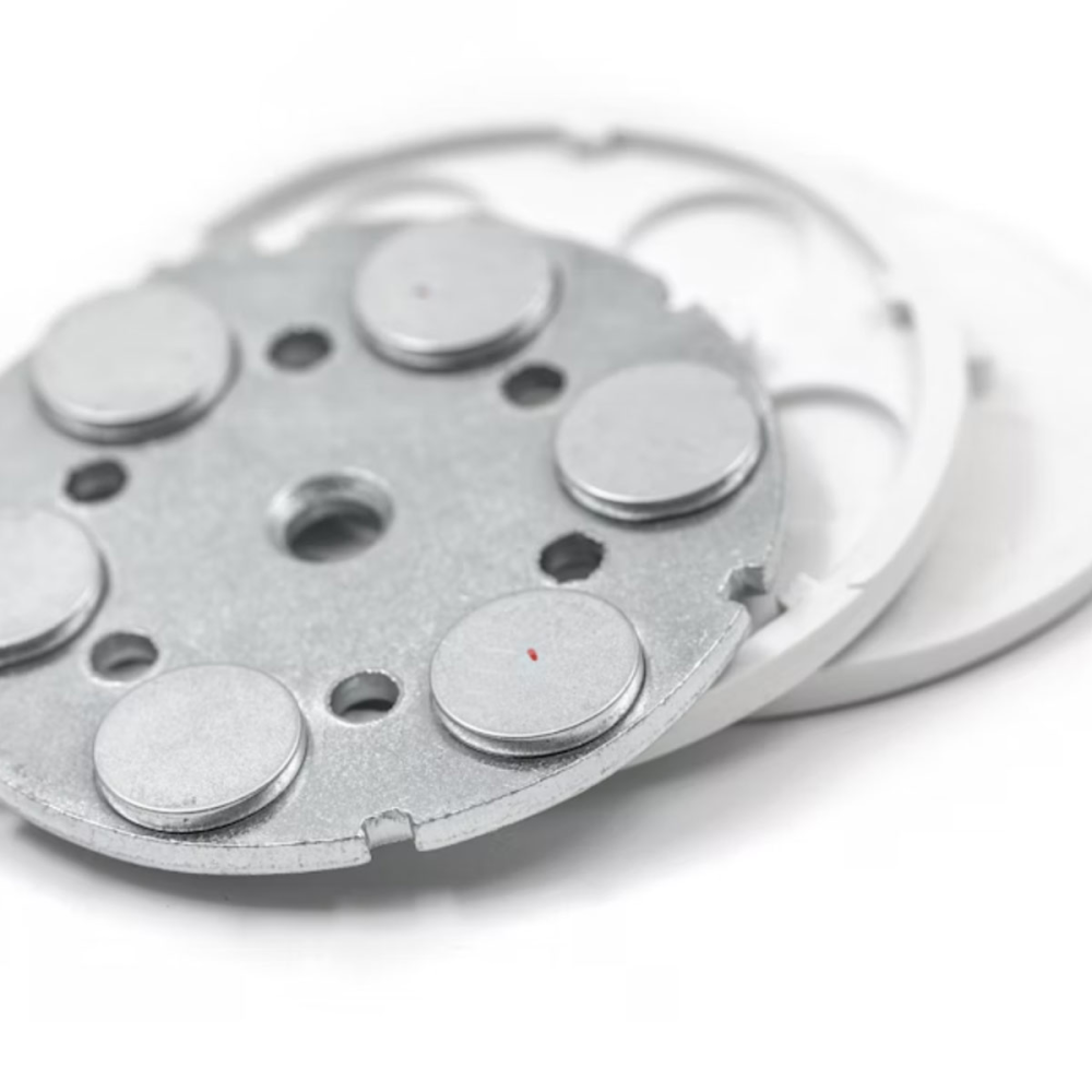 Rubber magnet (white) w. internal thread, Ø66 mm.