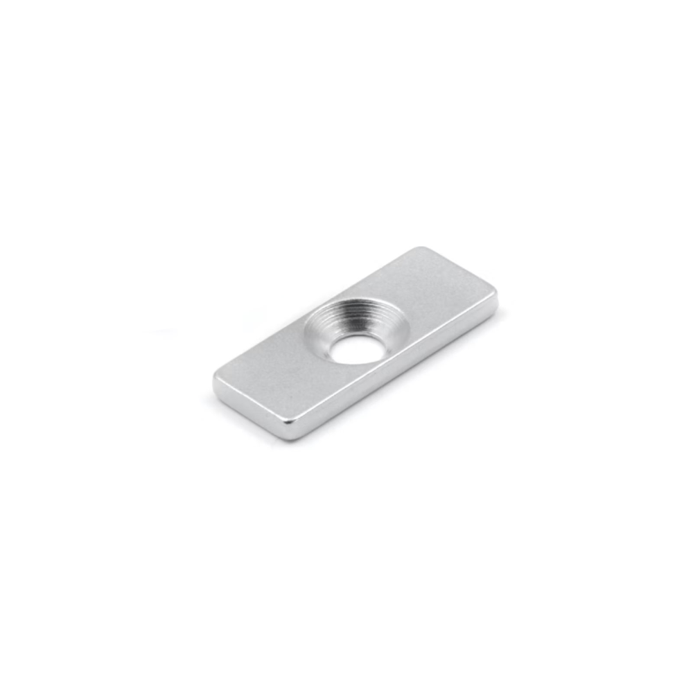 Countersunk metal plate 30x12x3 mm.